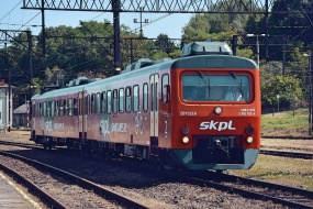 铁路行驶蒸汽火车图片